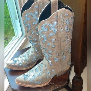 Beautiful rhinestone cowgirl boots. Size 9 1/2.
